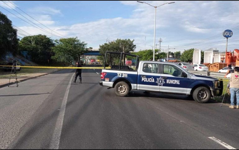 El vehículo causante de la emergencia fue un auto compacto, en color gris, se encontró abandonado. ESPECIAL
