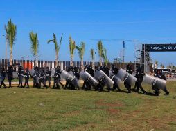 Policías llegan a las inmediaciones de la refinería Dos Bocas para disolver una protesta en Villahermosa, Tabasco. EFE/M. López