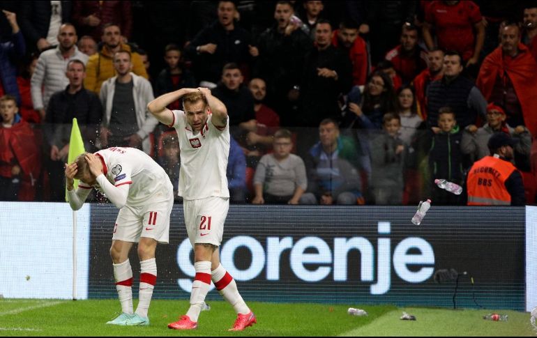Karol Swiderski había anotado para Polonia a los 77 minutos cuando, al parecer, fue golpeado por una botella lanzada por los seguidores de Albania. AP/F. ZHURDA