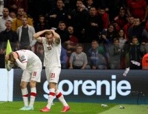 Karol Swiderski había anotado para Polonia a los 77 minutos cuando, al parecer, fue golpeado por una botella lanzada por los seguidores de Albania. AP/F. ZHURDA