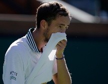 Cuando quiso reaccionar, Medvedev ya no pudo elevar su juego al nivel de Dimitrov, que acabó el juego con un 80% de efectividad en su primer servicio (por un mediocre 54% de Medvedev) y 25 puntos ganadores (por 16). AP/M. TERRILL