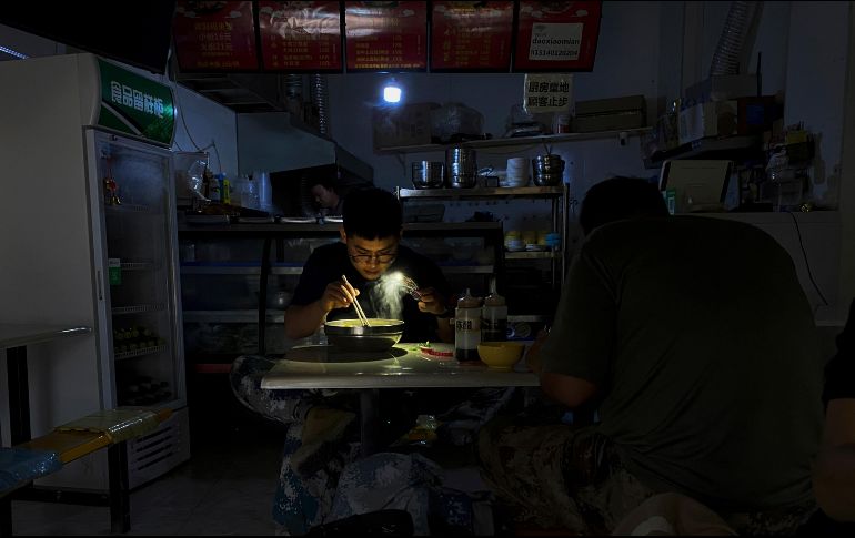 Muchos se han visto forzados a depender de generadores para sus hogares y comer a la luz de sus celulares. AP/O. Zhang