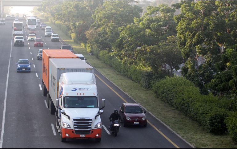Este medio de comunicación observó vehículos de carga pesada que de las 07:30 a las 08:30 horas circularon por carretera a Chapala a su cruce con carretera a El Salto. EL INFORMDOR/A. Camacho