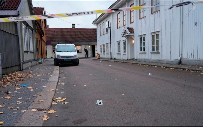 Cinco personas murieron y otras dos resultaron heridas en este ataque, que causó una gran conmoción en Noruega, donde en la última década se perpetraron dos atentados de la ultraderecha. EFE / T. Bendiksby