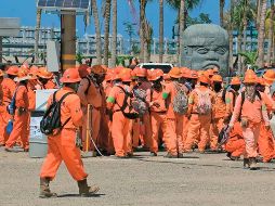 AMLO además pidió a los trabajadores de Dos Bocas no dejarse manipular por los sindicatos. SUN / ARCHIVO