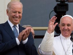 Cuando Biden asumió como presidente, Francisco lo felicitó cálidamente. AFP / ARCHIVO