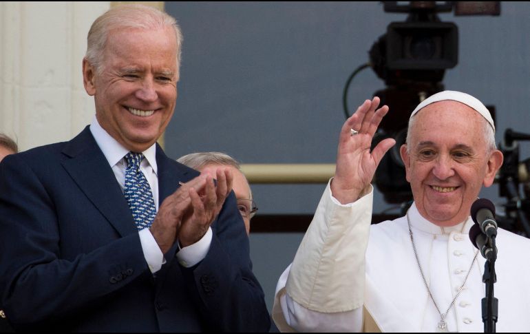 Cuando Biden asumió como presidente, Francisco lo felicitó cálidamente. AFP / ARCHIVO