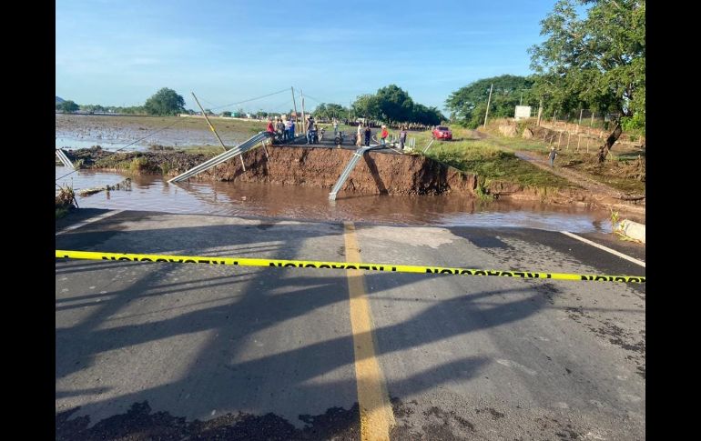 La carretera de Tuxpan a Peñas está sin paso debido al colapso del puente. FACEBOOK/SSPCNay