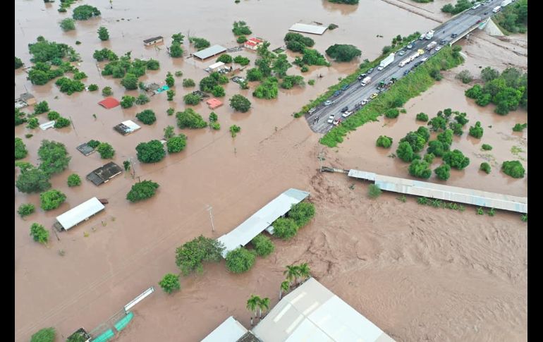 La circulación de la carretera Tecuala-Acaponeta quedó interrumpida por las inundaciones. FACEBOOK/SSPCNay