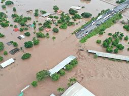 La circulación de la carretera Tecuala-Acaponeta quedó interrumpida por las inundaciones. FACEBOOK/SSPCNay