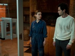 Love y Joe intentan llevar una vida normal en el acaudalado suburbio de Madre Linda en “You” de Netflix. ESPECIAL / NETFLIX