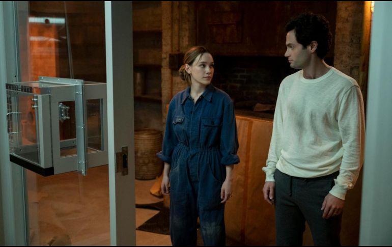 Love y Joe intentan llevar una vida normal en el acaudalado suburbio de Madre Linda en “You” de Netflix. ESPECIAL / NETFLIX