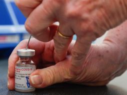 La vacuna inicial de Moderna consiste en dos inyecciones de 100 microgramos cada una. EFE/ARCHIVO