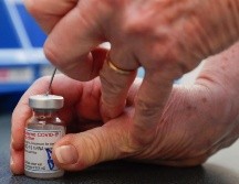 La vacuna inicial de Moderna consiste en dos inyecciones de 100 microgramos cada una. EFE/ARCHIVO