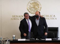 Los líderes de Morena en el Senado, Ricardo Monreal Ávila; y del PRI en la Cámara de Diputados, Rubén Moreira, ofrecen una conferencia de prensa este jueves. EFE/C. Mejía