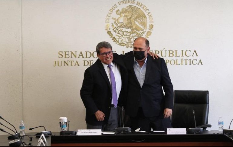 Los líderes de Morena en el Senado, Ricardo Monreal Ávila; y del PRI en la Cámara de Diputados, Rubén Moreira, ofrecen una conferencia de prensa este jueves. EFE/C. Mejía