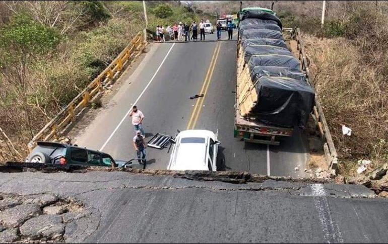 La información preliminar apuntó a que el puente se derrumbó cuando dos vehículos todoterreno y un tráiler circulaban por él. EFE/Servicio De Emergencias Ecuador
