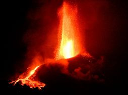El volcán de La Palma continúa emitiendo abundante lava de su cráter principal. EFE/M. CALERO