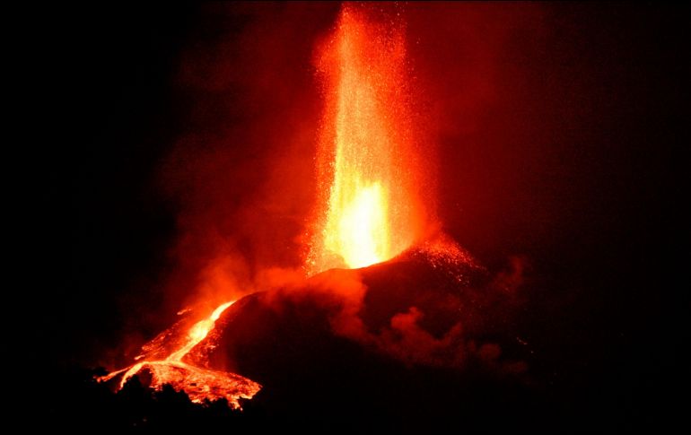 El volcán de La Palma continúa emitiendo abundante lava de su cráter principal. EFE/M. CALERO