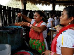 El labor que realizan las cocineras va desde la recolección de alimentos hasta la elaboración de los mismos. NTX/ARCHIVO