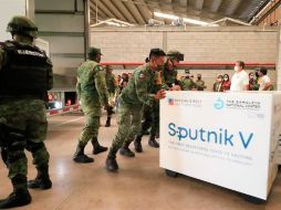 Personal del Ejército recibe un cargamento de vacunas Sputnik V para ser aplicadas a jóvenes mayores de 18 años en León, Guanajuato. EFE/L. Ramírez
