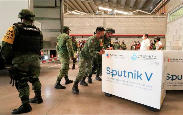Personal del Ejército recibe un cargamento de vacunas Sputnik V para ser aplicadas a jóvenes mayores de 18 años en León, Guanajuato. EFE/L. Ramírez