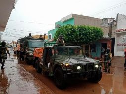 Elementos de la Guardia Nacional, en coordinación con autoridades, apoyaron en el rescate de personas además de ayudar a recuperar enseres domésticos. EFE/J. Cruz