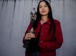Sofía Rosales Arreola posa con su Premio Ariel, ganado en la pasada entrega de las estatuillas a lo mejor del cine mexicano. EL INFORMADOR/G. Gallo