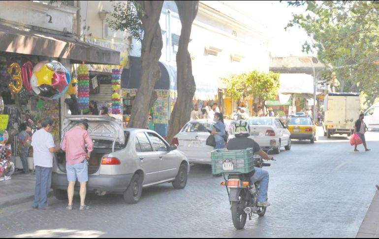 Este medio de comunicación estuvo en la calle Juan Manuel y observó que de las 10:30 a las 11:30 horas se estacionaron en raya amarilla, afuera de los comercios, 36 automovilistas que duraron desde cinco hasta 20 minutos. EL INFORMADOR/Archivo