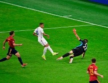 El texto sobre la regla considera como fuera de lugar cuando un jugador no ha sacado ventaja de dicha posición cuando reciba el balón de un adversario que juega voluntariamente el balón. EFE / ARCHIVO