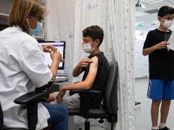 Pfizer y BioNTech presentaron hace una semana su solicitud para administrar la vacuna contra el COVID-19 a menores entre 5 y 11 años ante la Administración de Fármacos y Alimentos de Estados Unidos. AP / ARCHIVO