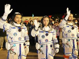 En foto los astronautas Zhai Zhigang, Wang Yaping y Ye Guangfu. XINHUA / L. GANG