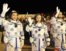 En foto los astronautas Zhai Zhigang, Wang Yaping y Ye Guangfu. XINHUA / L. GANG