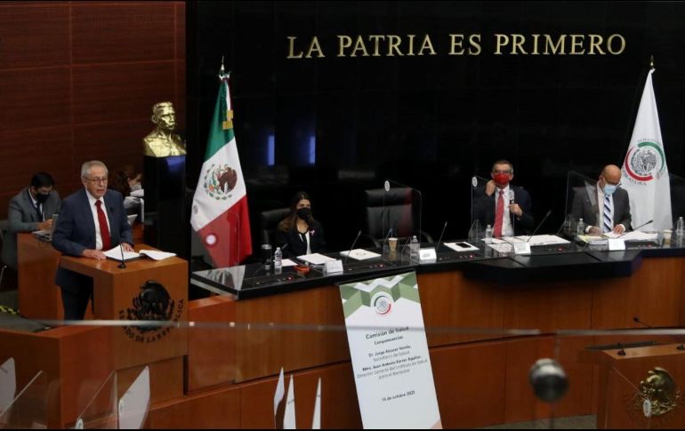 Jorge Alcocer (i) en su comparecencia en el Senado, en Ciudad de México. SUN/C. Mejía