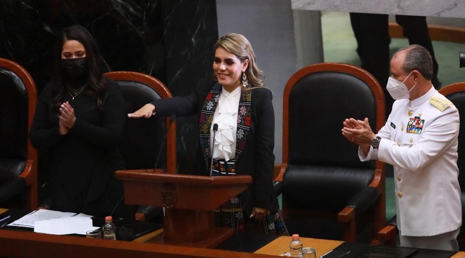 En el acto de toma de protesta como la primera mujer gobernadora de Guerrero, Salgado dijo que su gobierno combatirá la corrupción. EFE/D. Guzmán