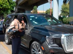 Personal de la Policía de Investigación (PDI) registra la camioneta afectada. EFE/A. Cruz