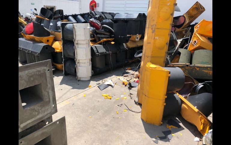 La cantidad de desechos acumulados ha crecido tanto que en algunos puntos rebasa la altura de la valla que da a la vía pública. EL INFORMADOR/R. Rivas