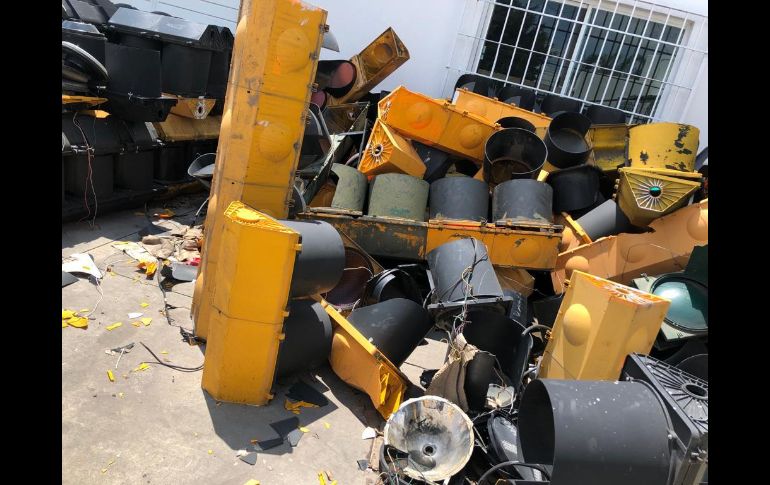 La cantidad de desechos acumulados ha crecido tanto que en algunos puntos rebasa la altura de la valla que da a la vía pública. EL INFORMADOR/R. Rivas