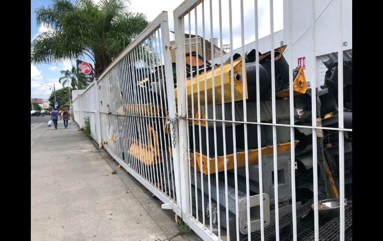 La cantidad de desechos acumulados ha crecido tanto que en algunos puntos rebasa la altura de la valla que da a la vía pública. EL INFORMADOR/R. Rivas