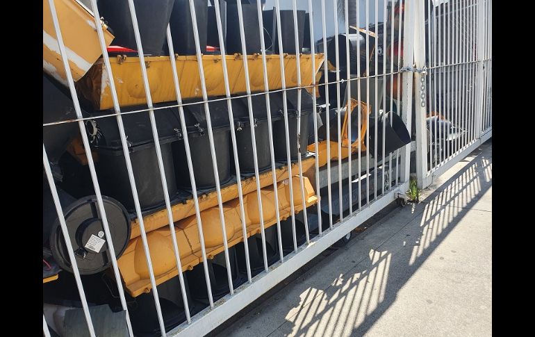 La cantidad de desechos acumulados ha crecido tanto que en algunos puntos rebasa la altura de la valla que da a la vía pública. EL INFORMADOR/R. Rivas