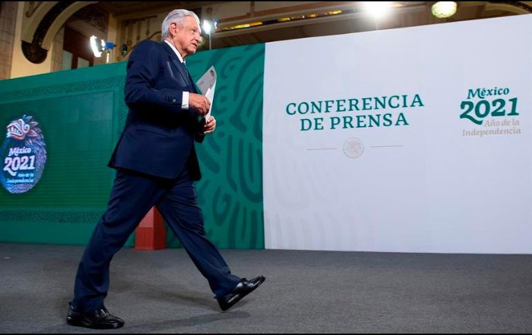 AMLO se comprometió a la pavimentación de calle, instalación de semáforos, drenaje y garantizar el acceso a agua y a servicios médicos en San Quintín. EFE/Presidencia de México