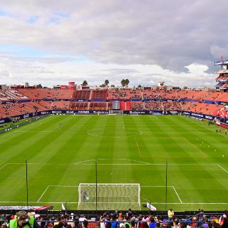 ¡Lamentable! Con bebé en brazos, aficionado del San Luis protagoniza pelea