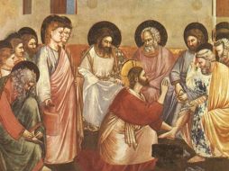 La vida y muerte de Jesús, bajo la forma total del «servicio», son la fuente de nuestra salvación y de la reconciliación de la humanidad con Dios. WIKIMEDIA/«Jesús lavado los pies a Pedro», de Giotto