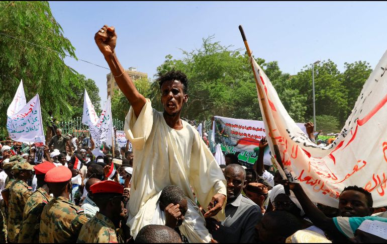 Los manifestantes corearon lemas pidiendo “la caída del Gobierno de Transición”, “la recuperación de la revolución” y “la mejora de la situación”. AFP/A. Shazly