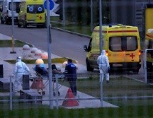 Rusia ha registrado más de 7.99 millones de casos confirmados de COVID-19 y 223 mil 312 muertes, la cifra de muertos más alta de Europa. AP / ARCHIVO