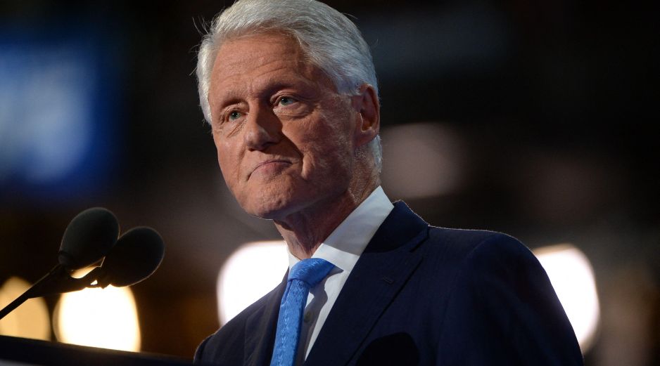 Bill Clinton, de 75 años, abandonó el hospital californiano poco después de las 8:00 hora local. AFP / R. Beck