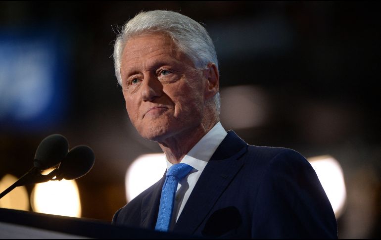 Bill Clinton, de 75 años, abandonó el hospital californiano poco después de las 8:00 hora local. AFP / R. Beck