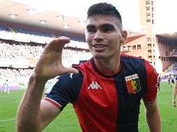 Luego de anotar, Johan Vásquez  corrió hacia el tiro de esquina para festejar su debut con gol en el equipo italiano. Xinhua