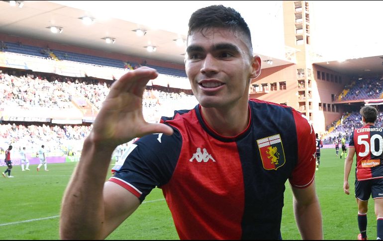 Luego de anotar, Johan Vásquez  corrió hacia el tiro de esquina para festejar su debut con gol en el equipo italiano. Xinhua