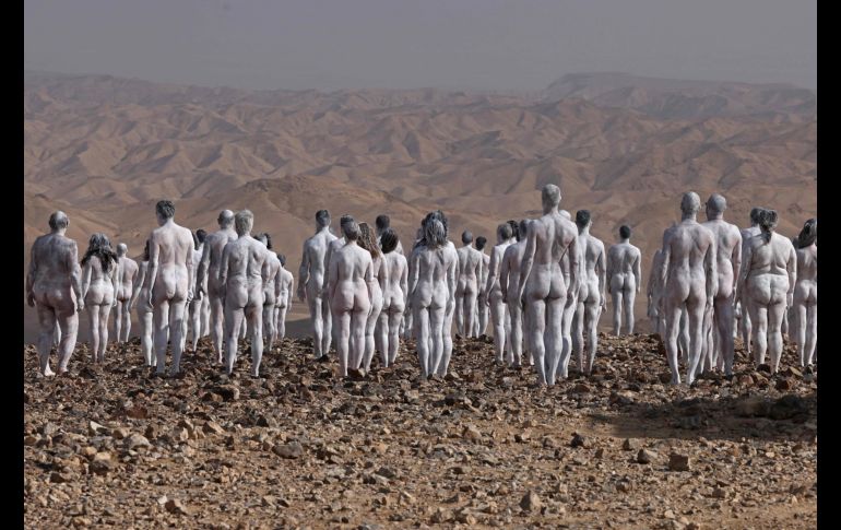 Los modelos desnudos posaron en unas colinas pedregosas frente al lago en Arad, Israel. AFP/M. Kahana
